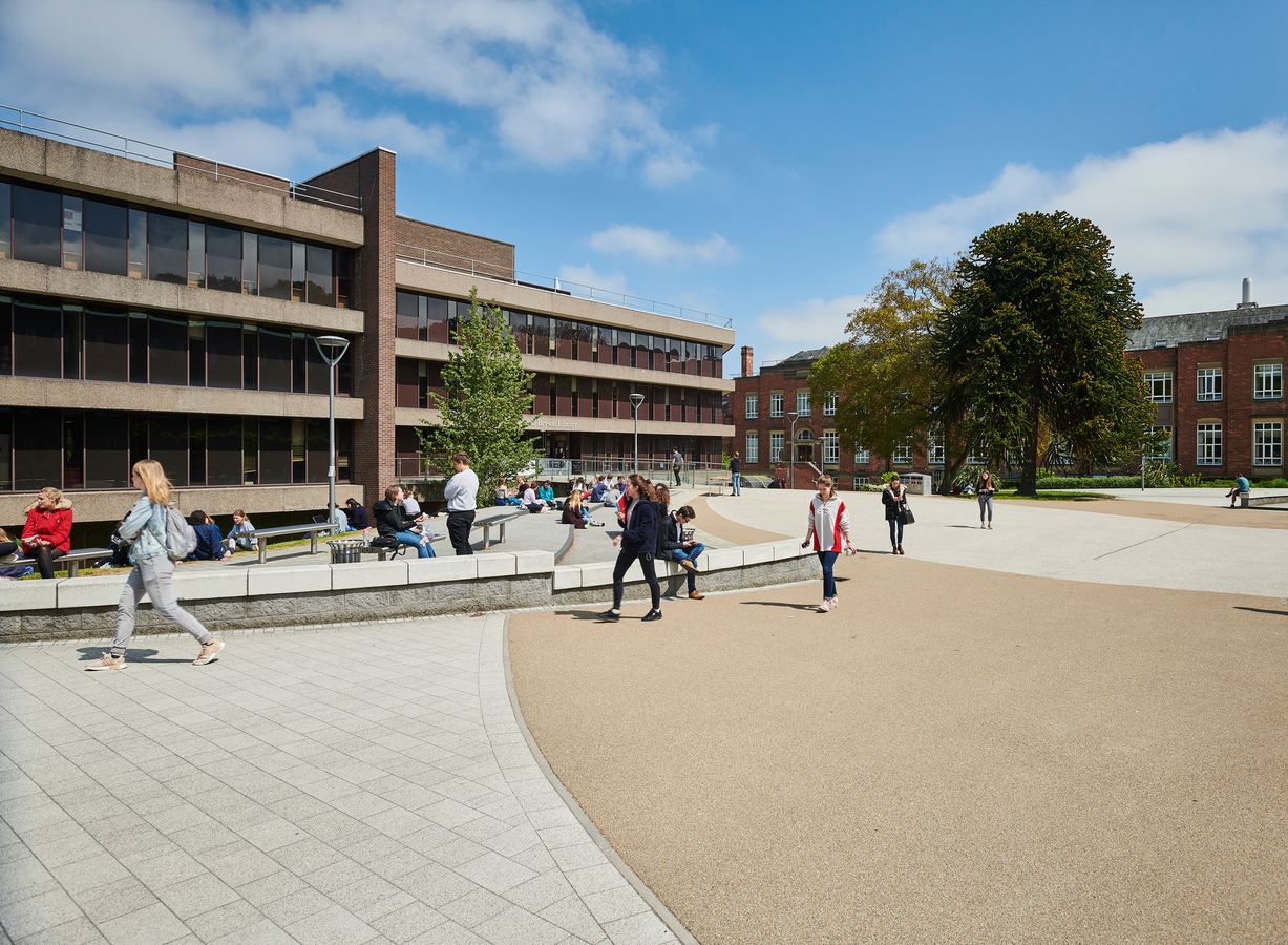 学生们走过校园