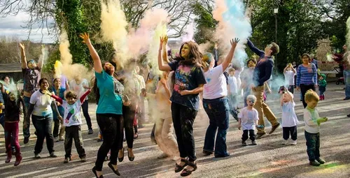 人们在东方博物馆投掷彩色力量庆祝胡里节