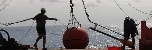 一个传感器从船上下放到海里