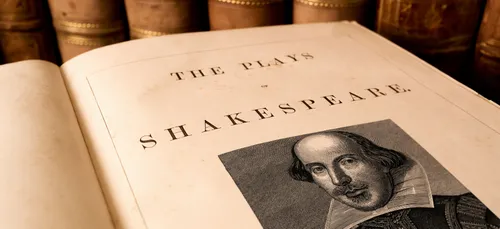 图片显示莎士比亚剧本书打开与莎士比亚的形象