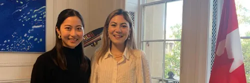 杜伦大学的学生Risako Takamura和Hannah Moore于2022年10月在伦敦的加拿大高级专员办事处