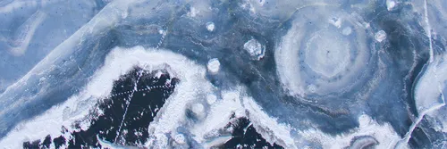 水面上的冰的鸟瞰图