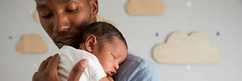 一个扛着婴儿的男人