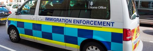 一辆移民执法车辆行驶在英国伦敦市中心的库存照片