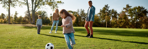 家庭锻炼踢足球.