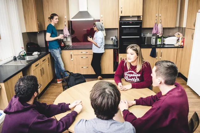 学生们在共享的厨房空间进行社交活动