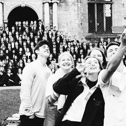 一张大学城堡学生的黑白照片