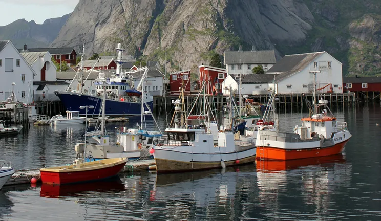 停泊在挪威莱因岛的渔船
