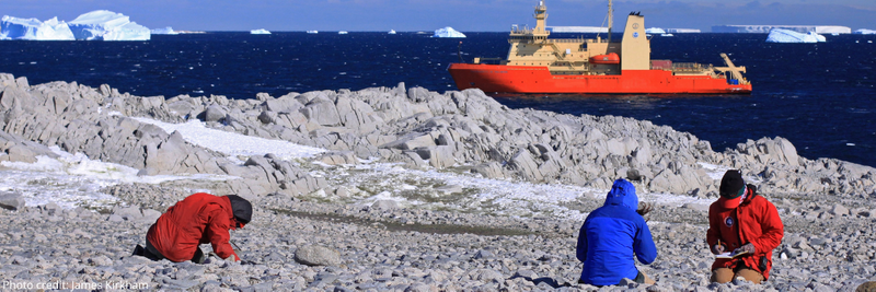 科学家在南极洲西部进行实地考察.