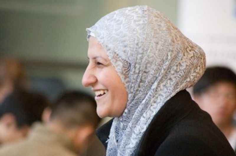 一个戴头巾的女人在微笑