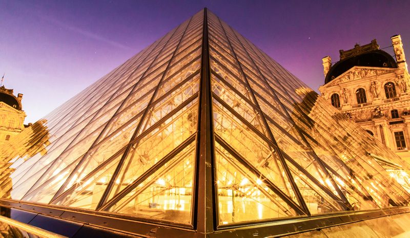Musée晚上的杜罗浮宫玻璃金字塔