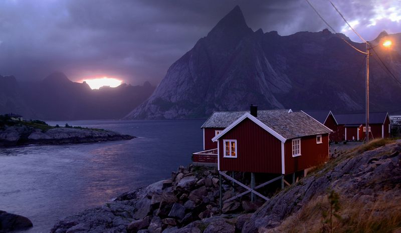 挪威俯瞰峡湾的小屋