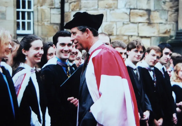 1998年，查尔斯王子在他的荣誉毕业典礼上对学生讲话