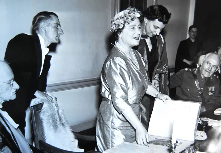 1956年，伊丽莎白女王的母亲在圣玛丽学院