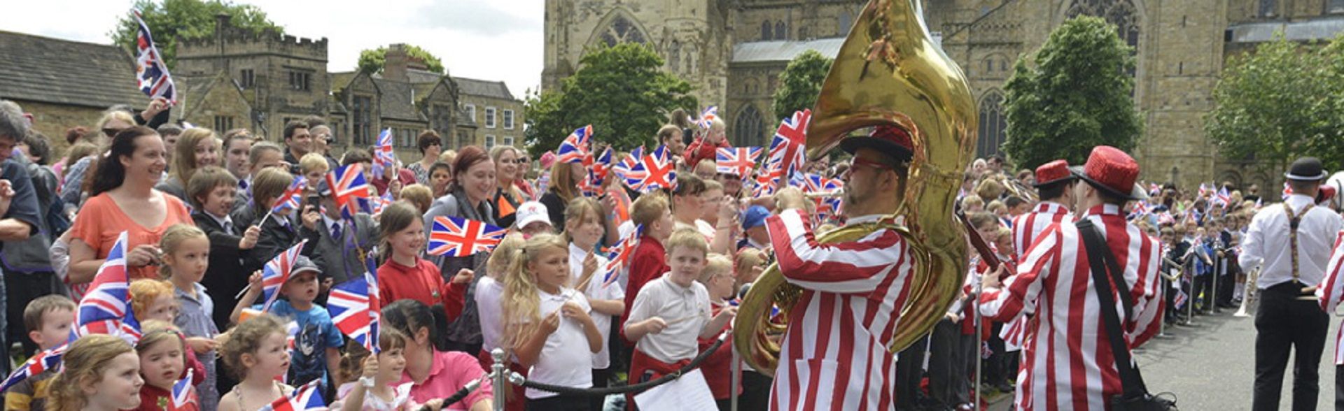 2012年女王登基60周年时，人群在绿宫广场挥舞着英国国旗