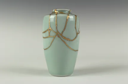 Image of a Japanese vase with golden filled cracks