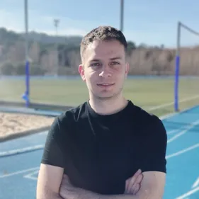 Victor posing outside on a tennis court