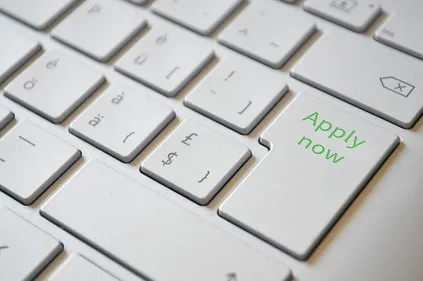 A computer keyboard saying apply now
