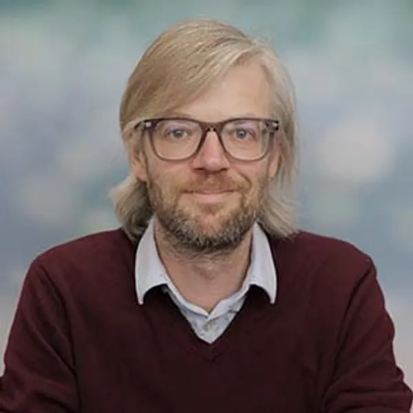 A headshot of Tom Lancaster