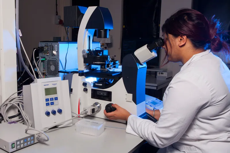 Student using Leica Microscope