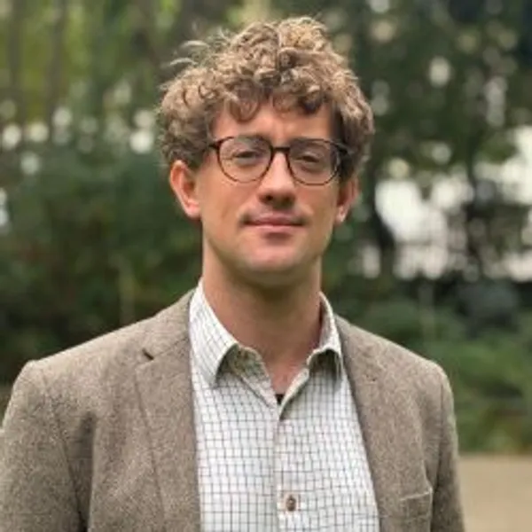 a bio photo of Lenny Hodges