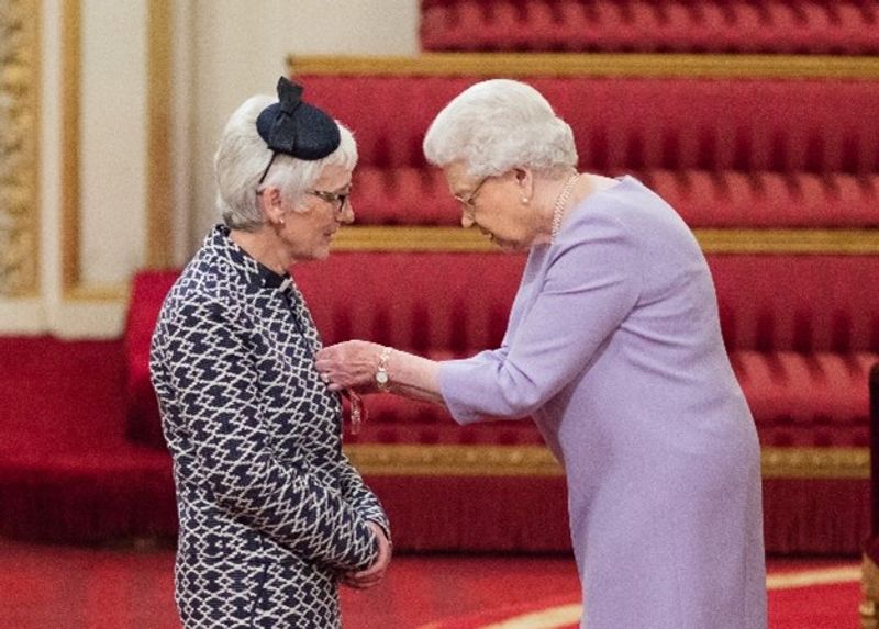 A picture of Jane Newsome being awarded her MBE.