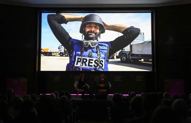 Photojournalist Motaz Azaiza speaking to Arwa Damon