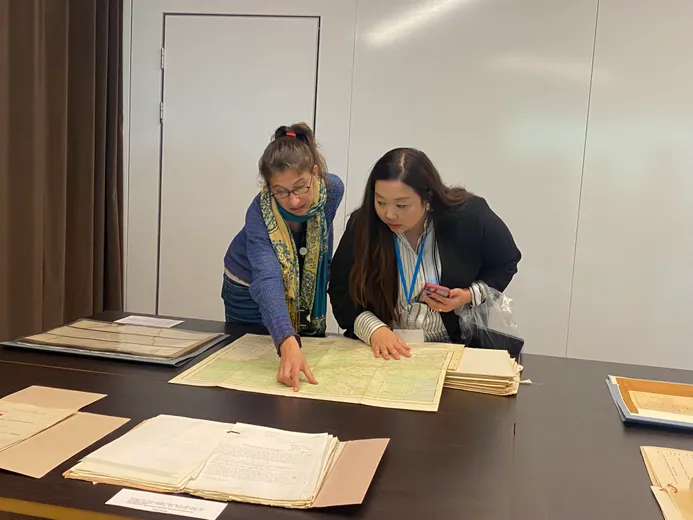 Juliette showing a map to a participant