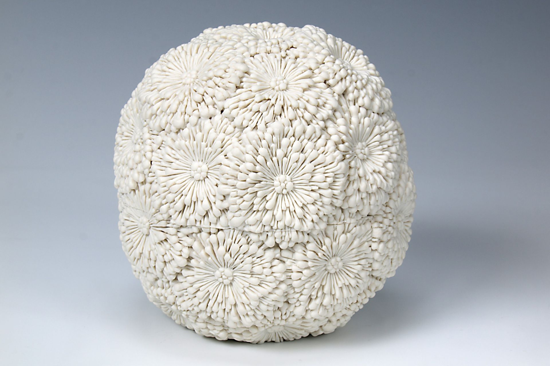 Chrysanthemum box by Hosono Hitomi, 2012