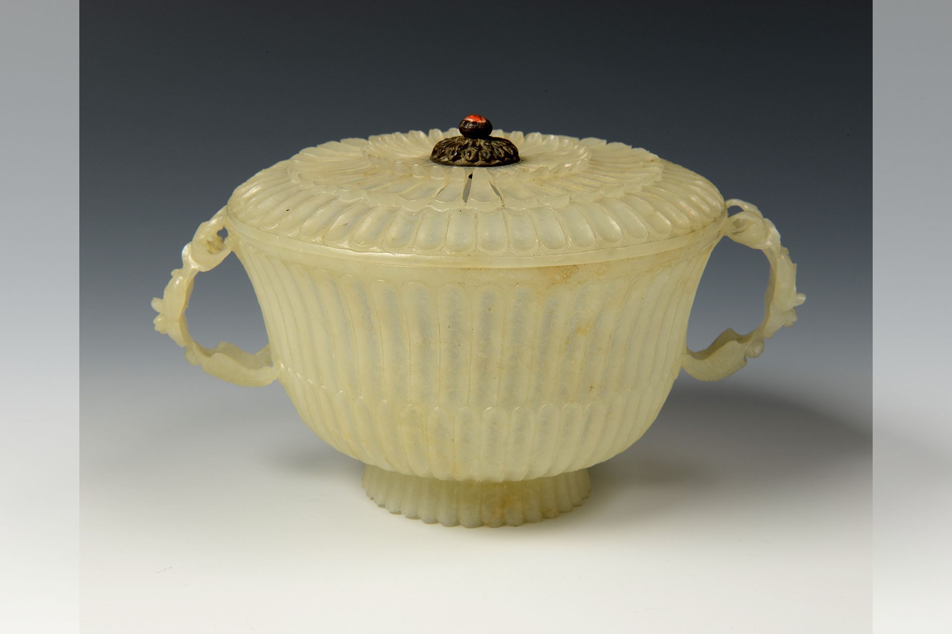 Mughal jade bowl with lid, 1700-1899
