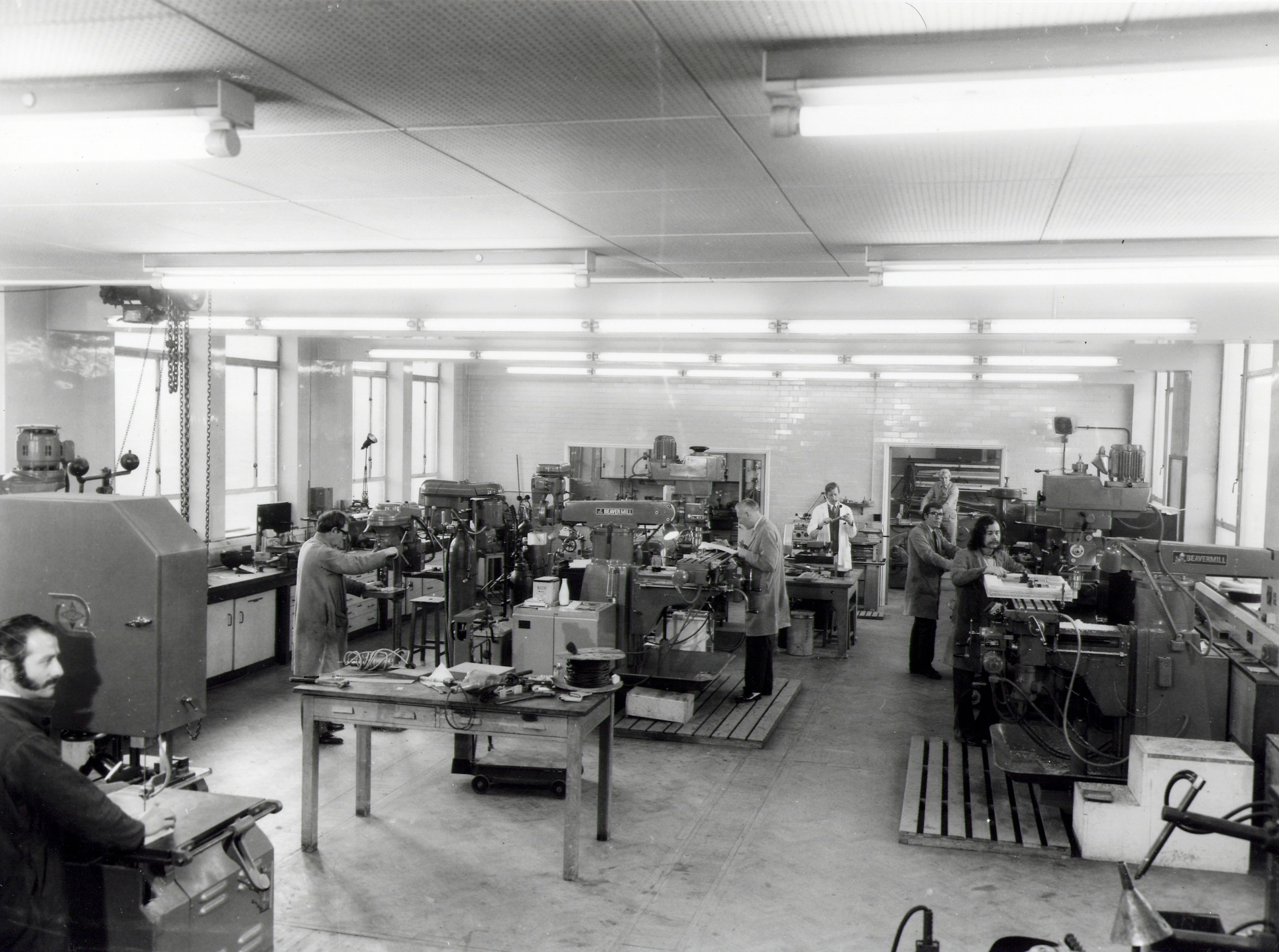 Image of the Mechanical Workshop in Physics, likely taken in the 1960s/70s