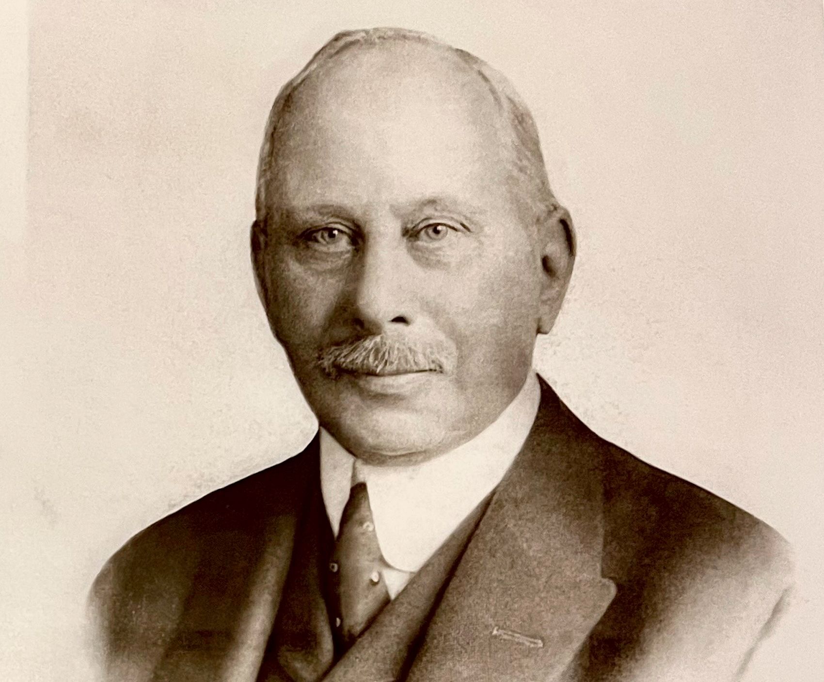 Cropped portrait of Sir Arthur Dawson